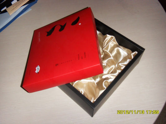 Red 4mm Thickness Cardboard Gift Boxes With 157gsm Art Paper Aqueous Coating