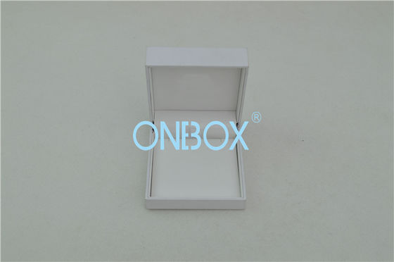 Women Pendants Competitive White Paper Jewelry Packaging Boxes With Elegant Stitching PU Top