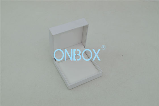 Women Pendants Competitive White Paper Jewelry Packaging Boxes With Elegant Stitching PU Top