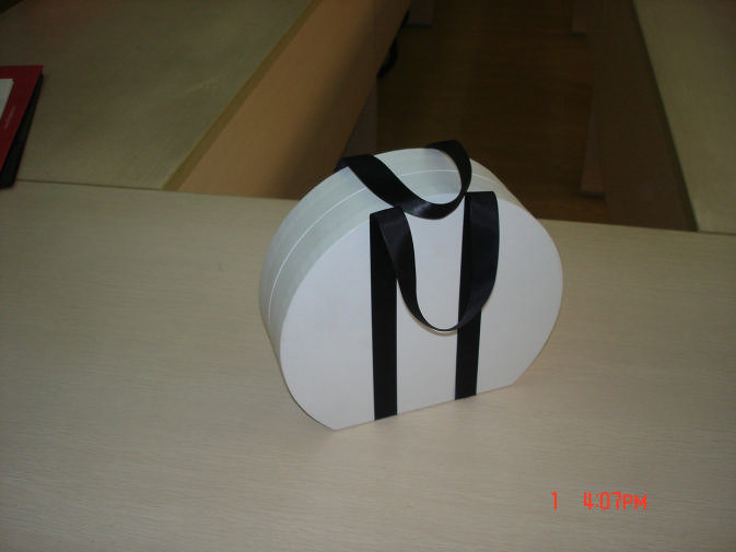 Embossing Recycled Circle Gift Cardboard Boxes With Ribbon Handle