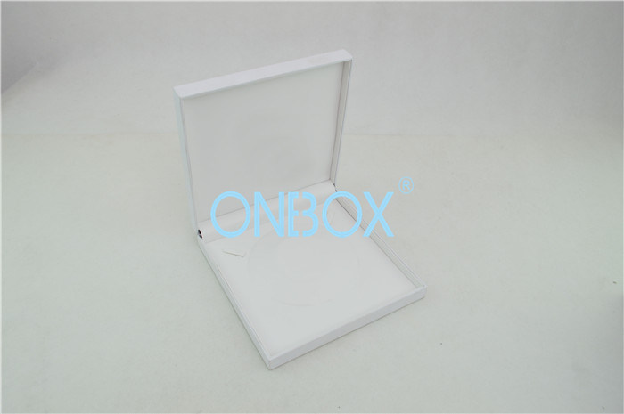 Women Necklace Elegant White Paper Jewelry Packaging Boxes Stitching White Leatherette Top