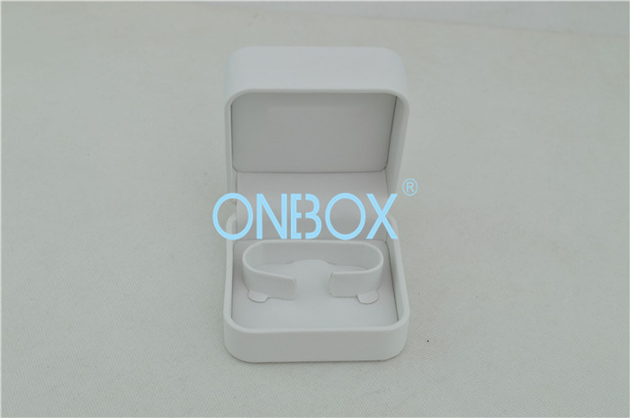 Female Bangle White PU Jewelry Packaging Boxes Customized Insert Design